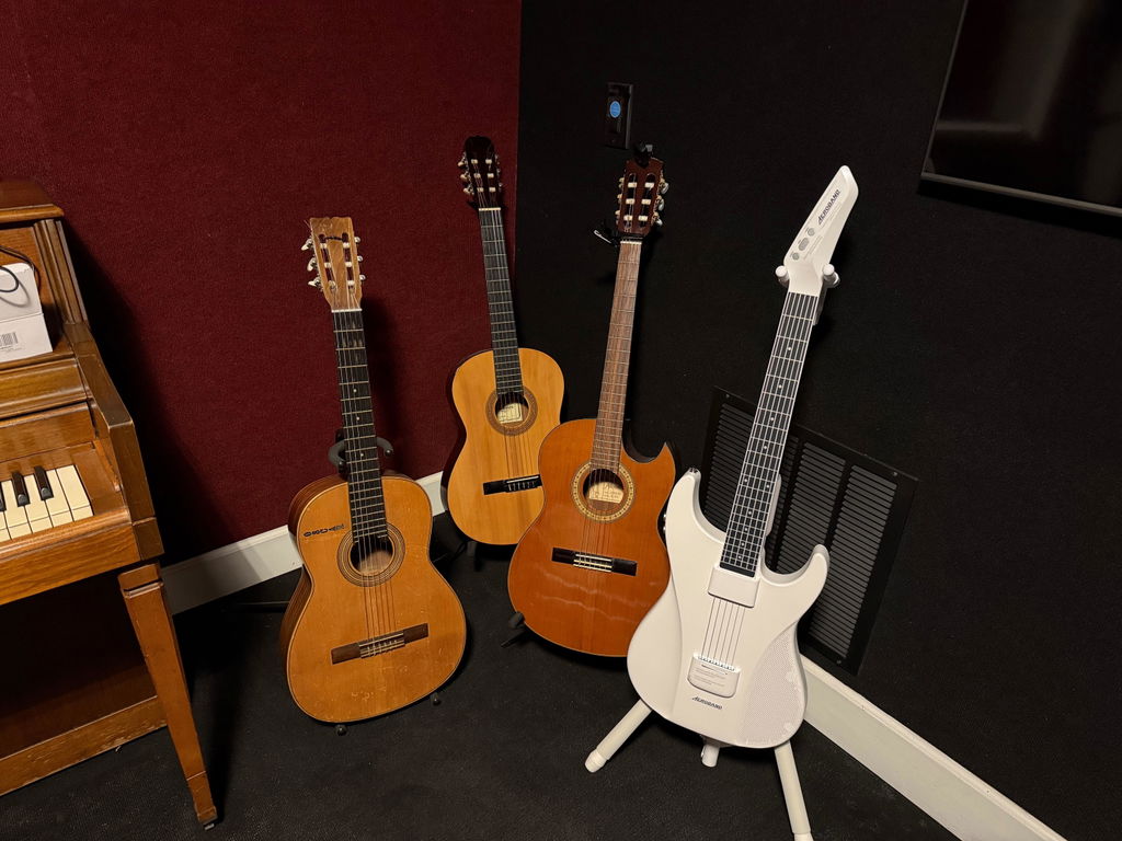 Aeroband Guitar chitarra digitale in silicone nera travel